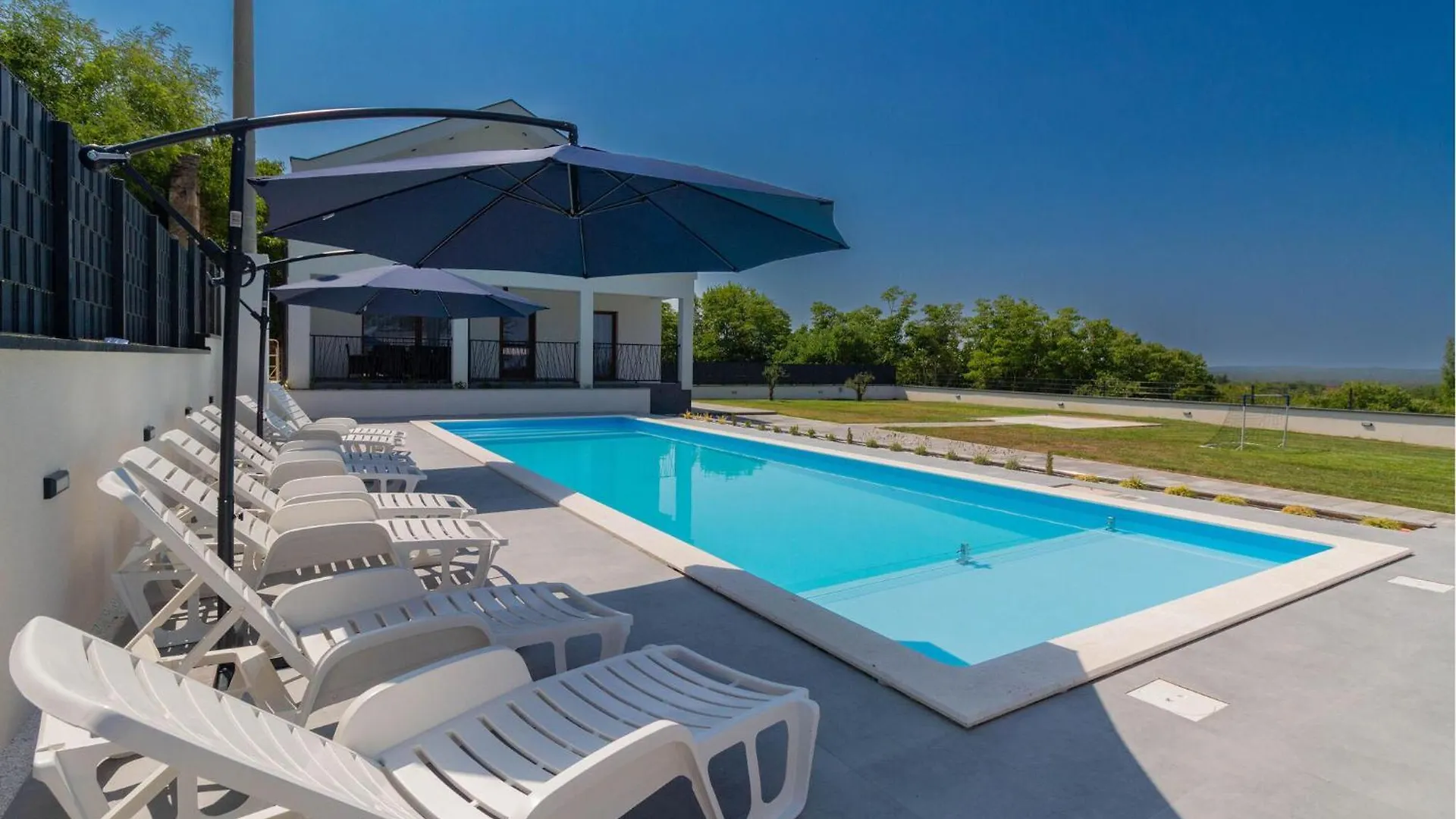 Lovely Home In Smokovic With Private Swimming Pool, Can Be Inside Or Outside 0*,  クロアチア