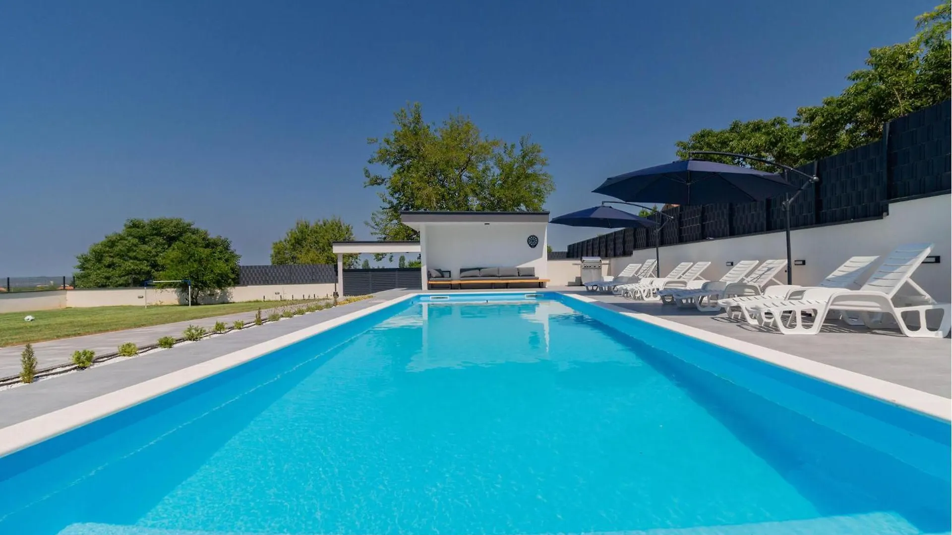 別荘 Lovely Home In Smokovic With Private Swimming Pool, Can Be Inside Or Outside クロアチア